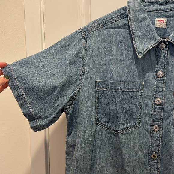 Levi’s Oversized Button Down Shirt - Picture 2 of 3